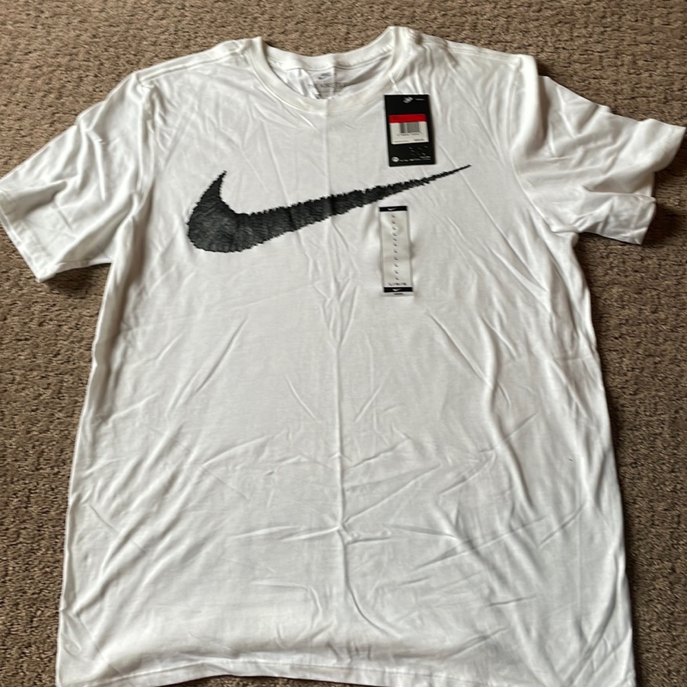 BRAND NEW Mens tshirt